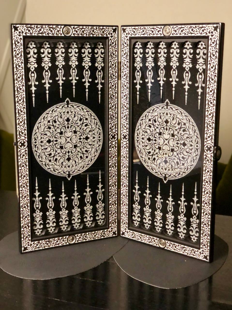 Handgefertigtes Backgammon aus Acrylstein mit geschnitztem Wolfsdesign – „Silberwolf“, 58*28*5cm | Art. 190620