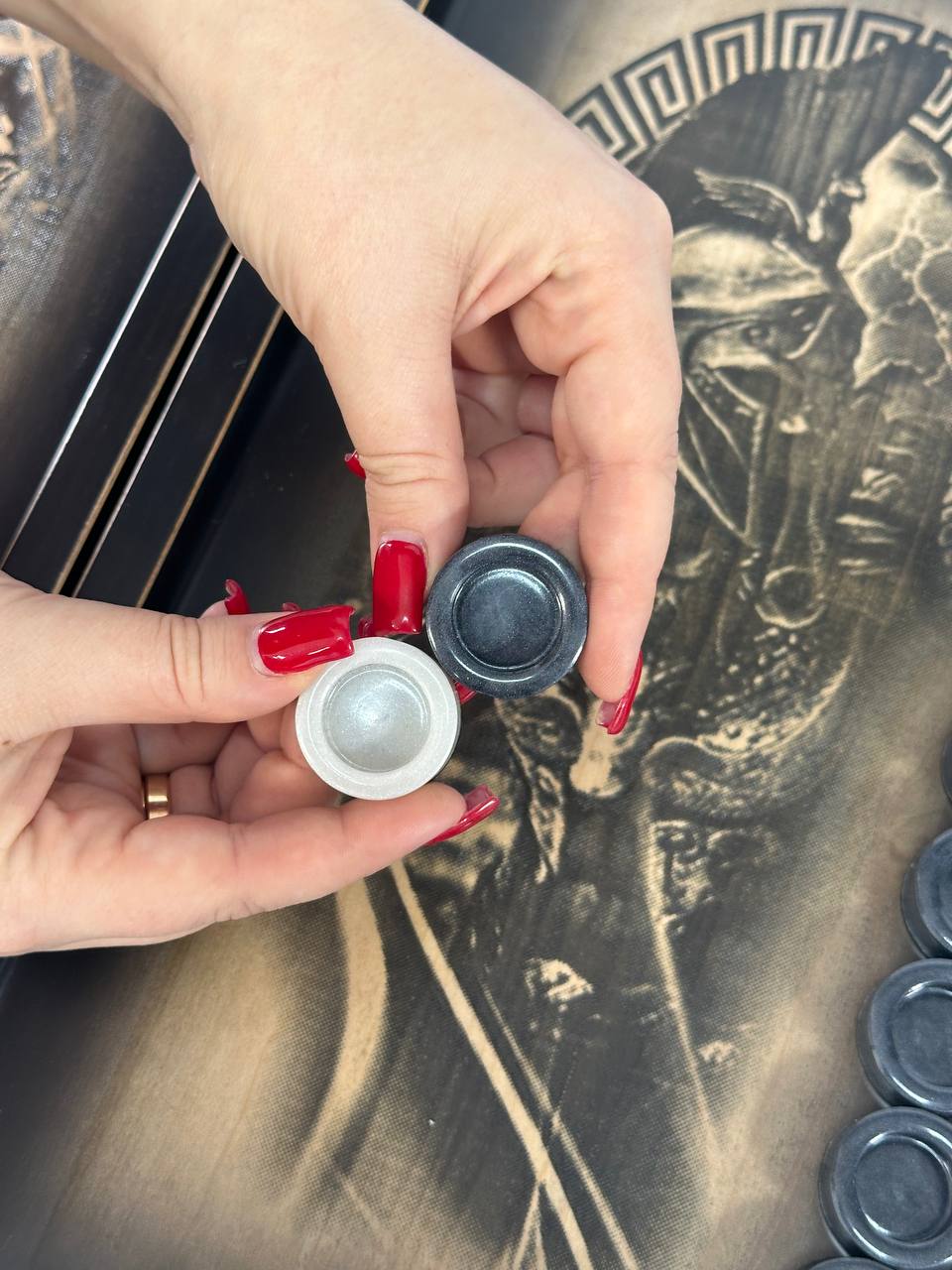 Luxus-Backgammon „Legionär“ aus Holz – Kompaktes 50×23 cm Spielset | Geschenkfertig | Kostenlose Lieferung weltweit