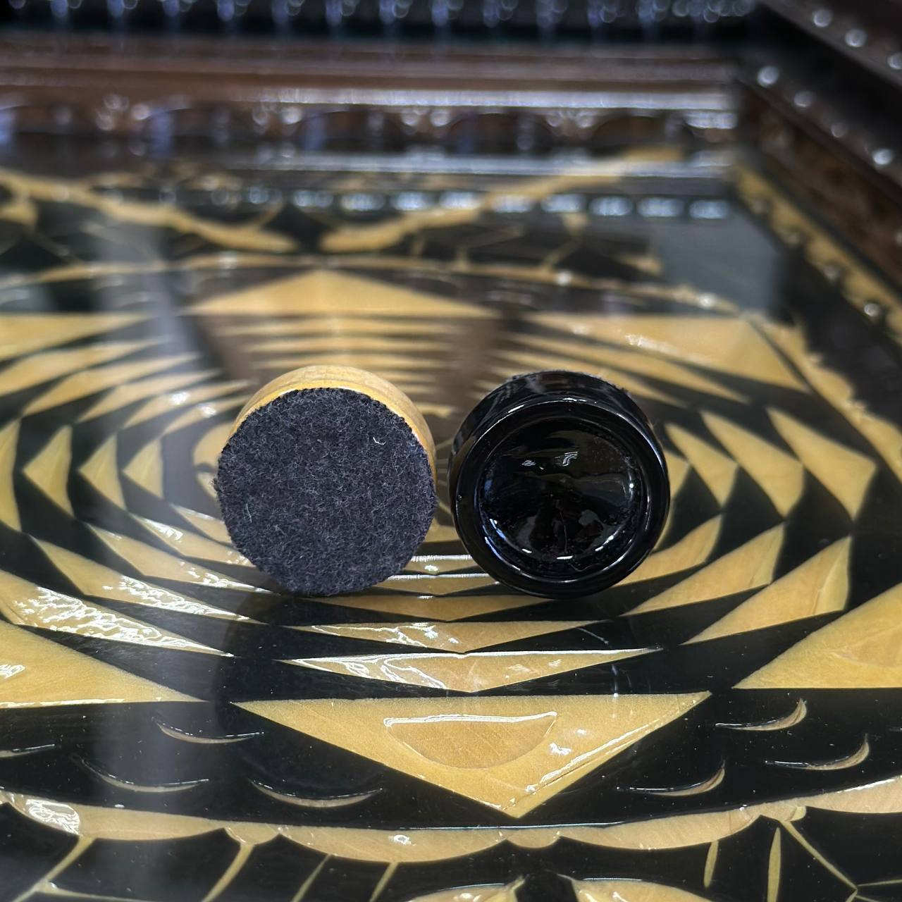 Backgammon exclusif en bois sculpté à la main avec plateau en verre, 60 × 30 × 8 cm, prêt à offrir