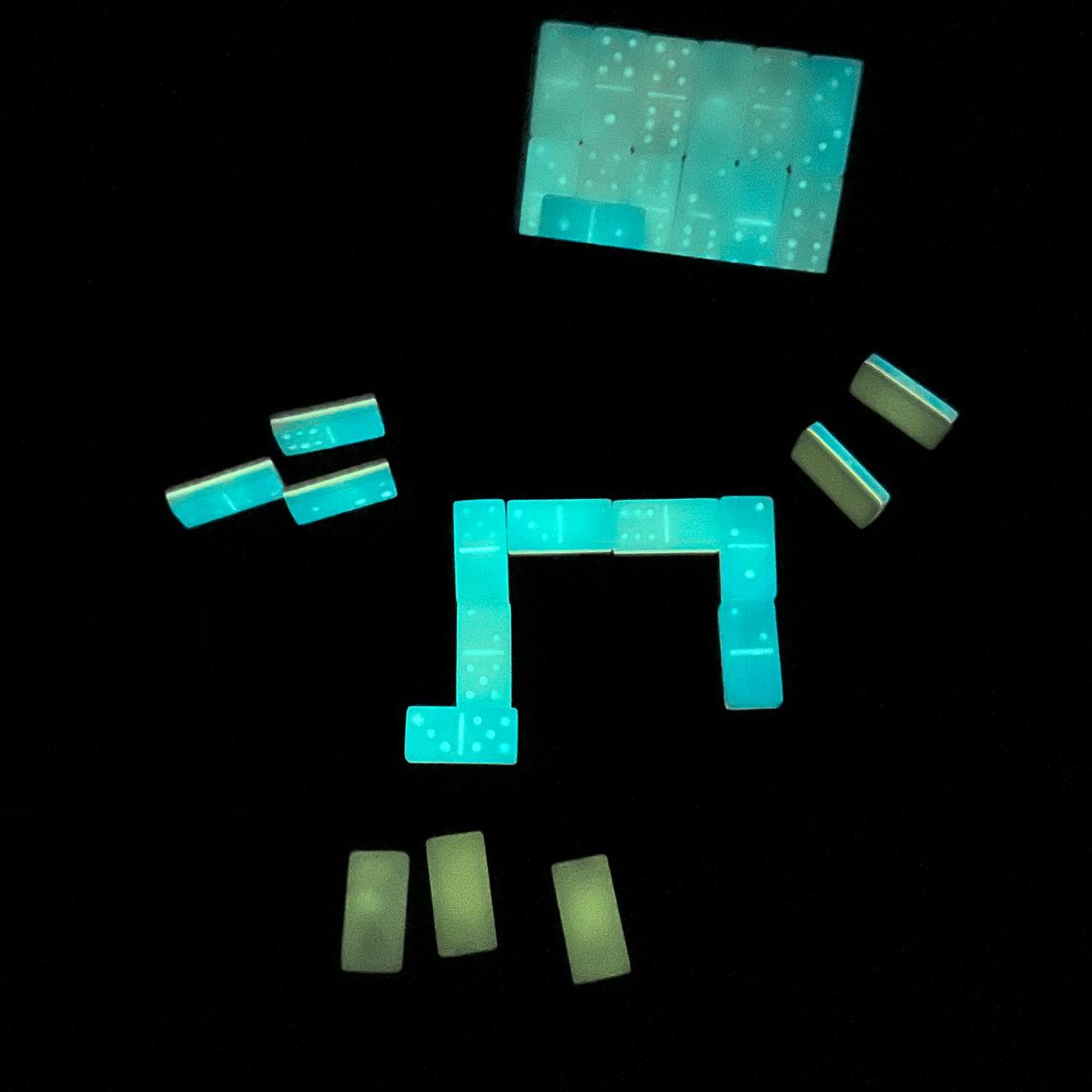 Jeu de dominos lumineux en résine époxy fait main 52 x 26 x 10 mm dans une boîte. Prêt à offrir et personnalisé