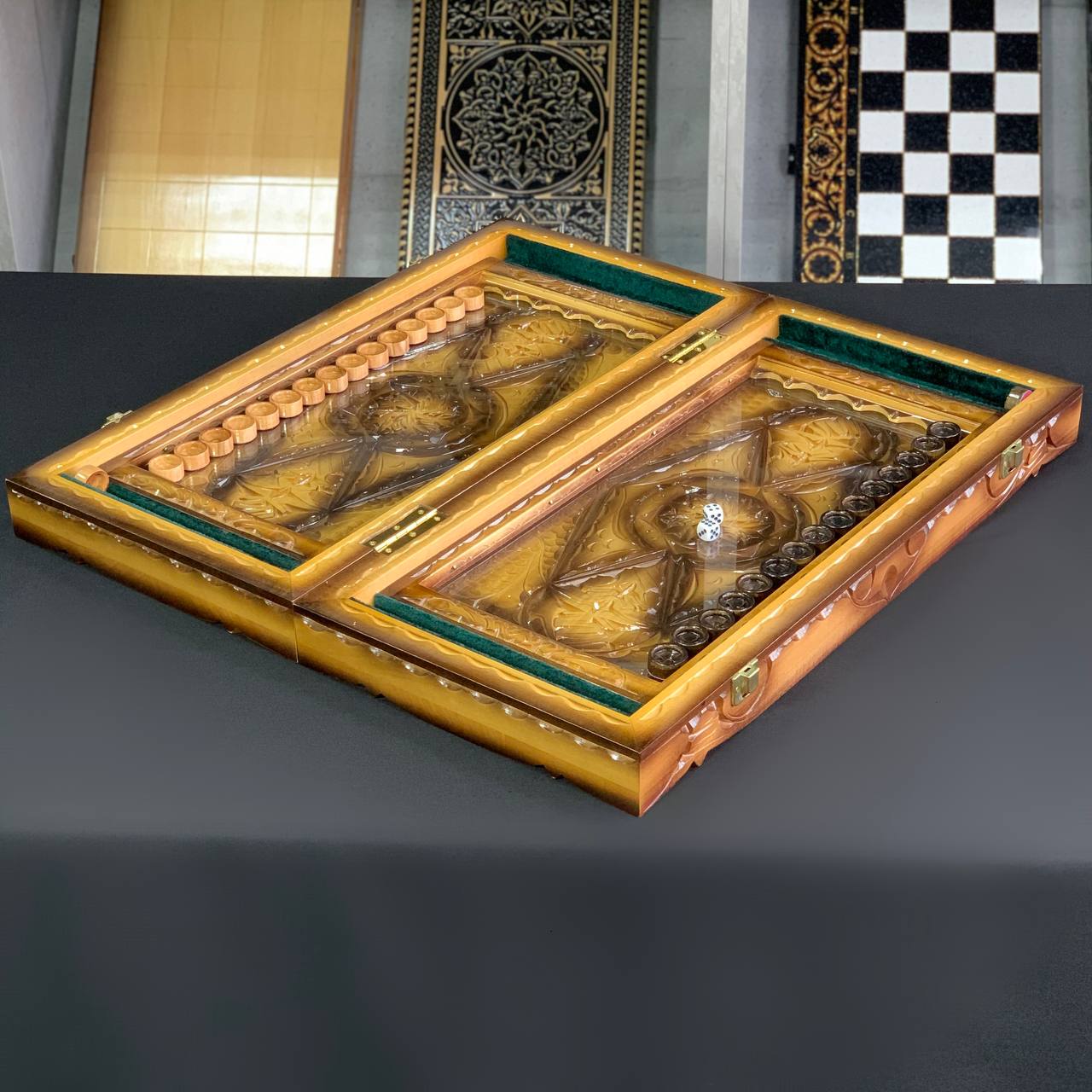 Exquisites handgeschnitztes Backgammon aus Holz mit Glasbrett 58*28*10 cm, individuell, geschenkfertig