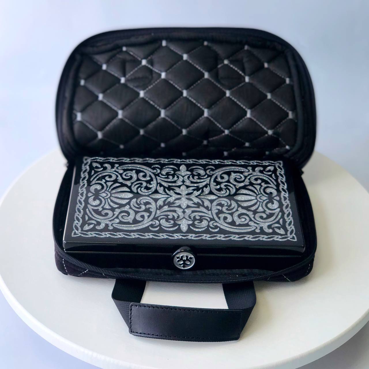 Housse de rangement en alcantara pour Stone Domino 26*16cm. Doux et confortable.