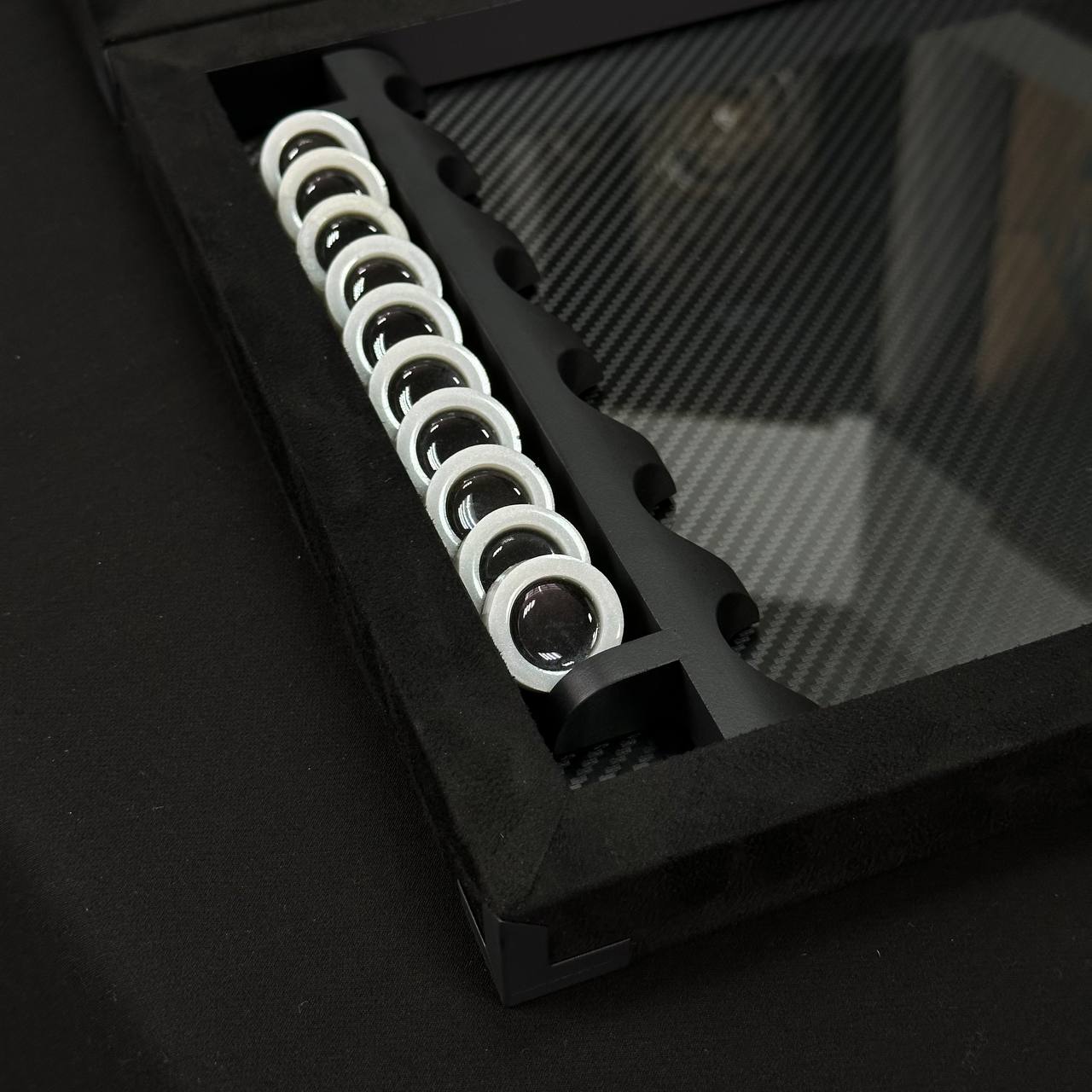 Jeu de backgammon exclusif en carbone dans un cadre en aluminium avec intérieur en verre, 60*30 cm, Art.555000 Prêt à offrir