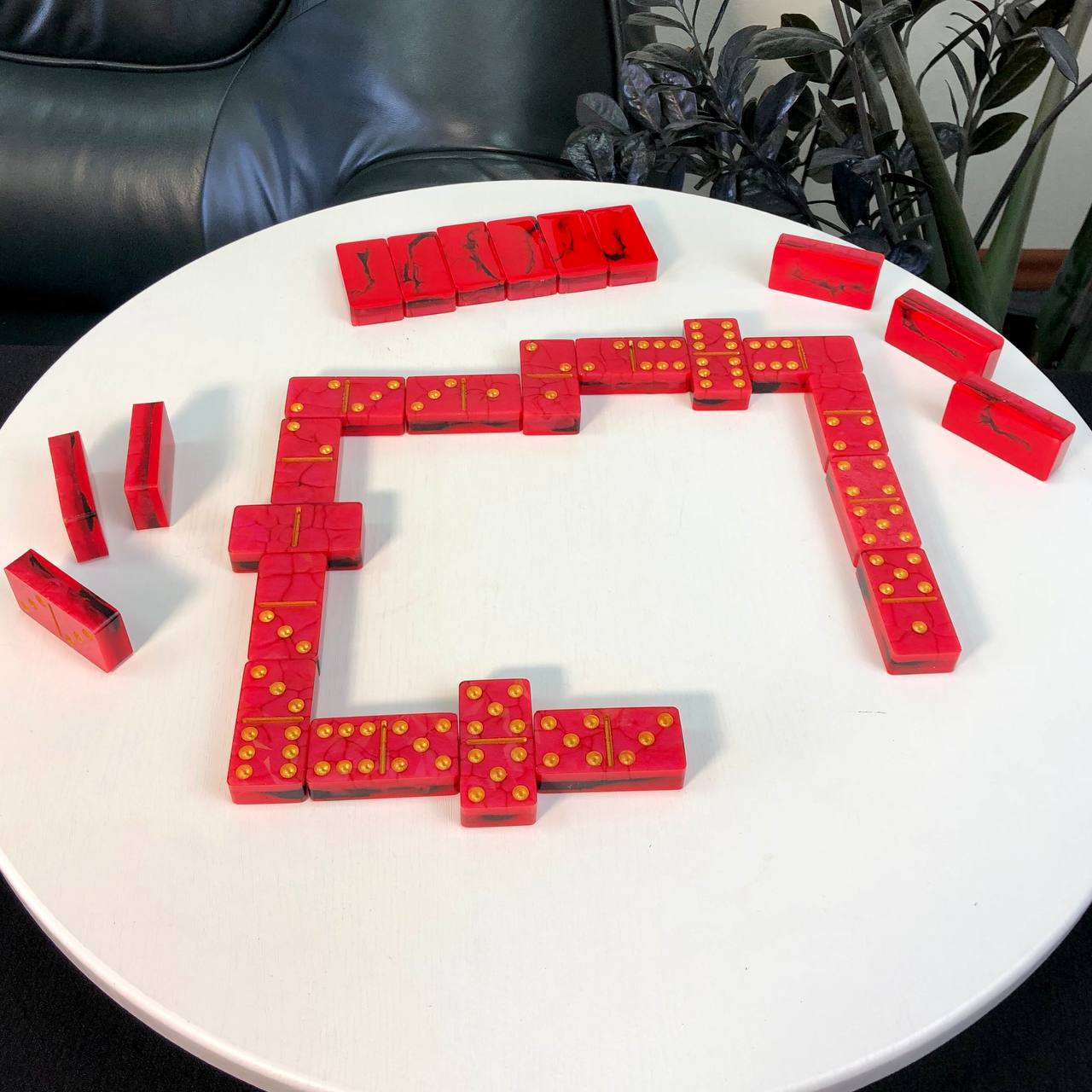 Dominosteine-Set, handgefertigt, rotes Epoxidharz, 47 x 24 x 12 mm, in Box. Geschenkfertig und individuell