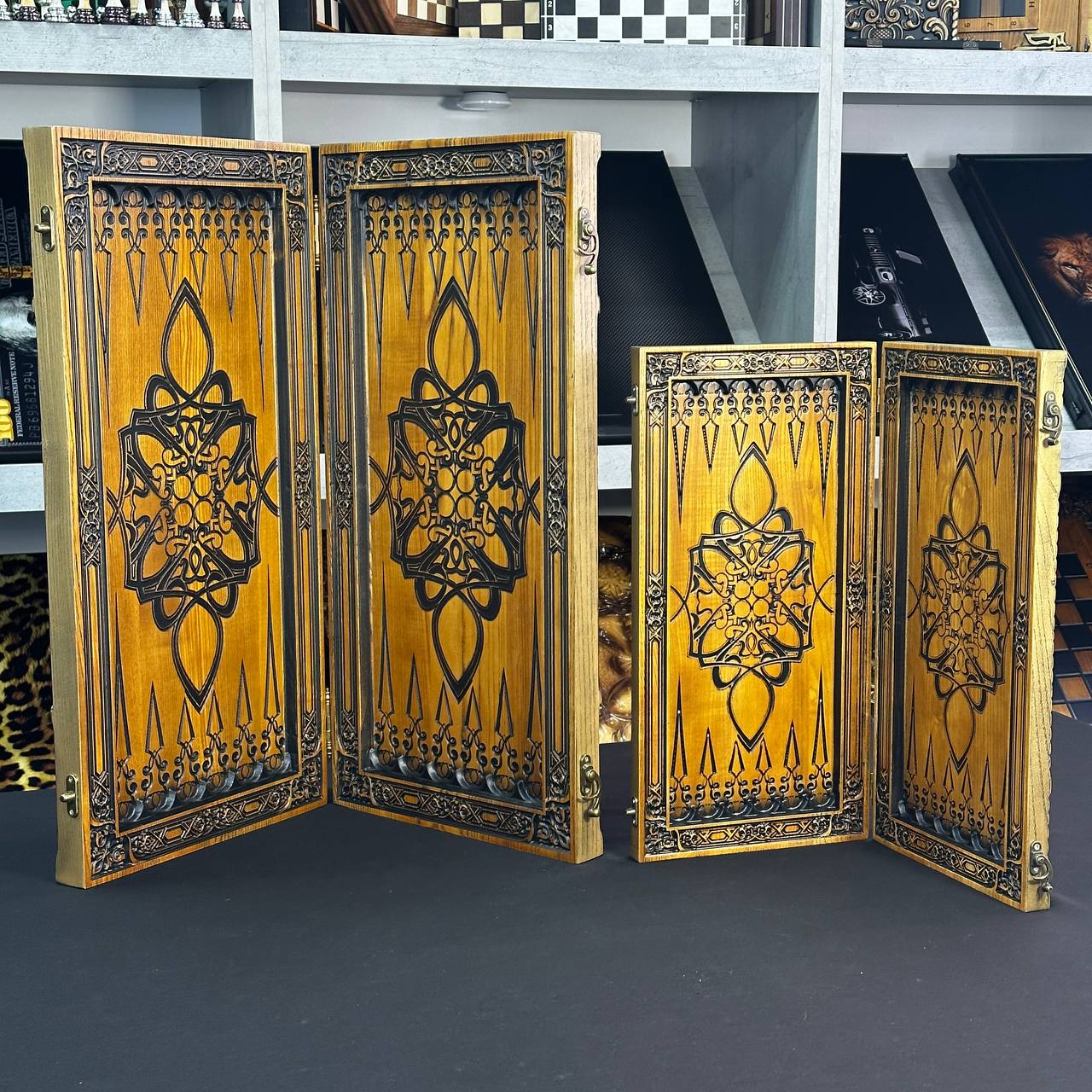 Exklusives Holz-Backgammon "Vigro Zodiac". Individualisierbar und verschenkfertig