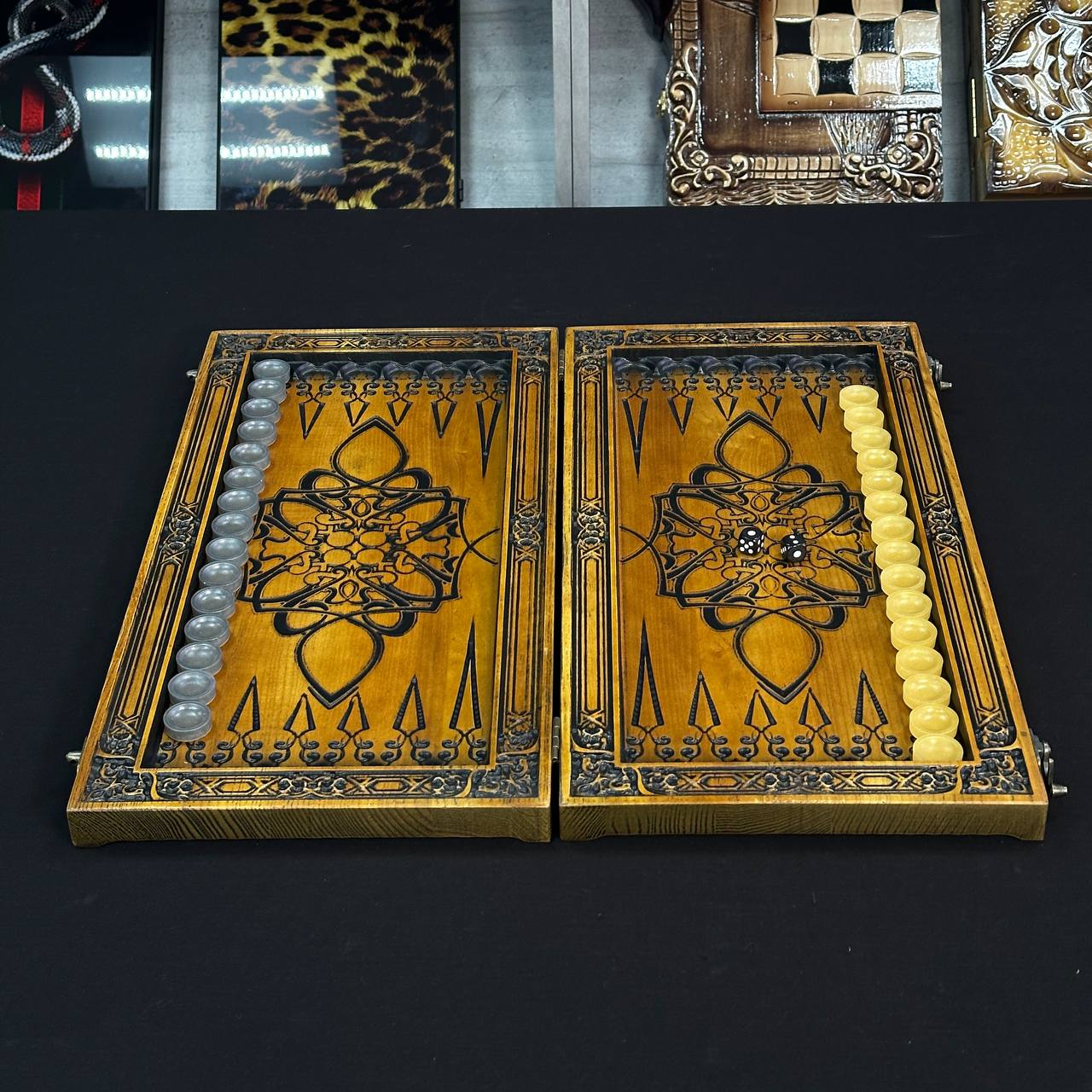 Backgammon en bois exclusif « Dragon ». Personnalisable et prêt à offrir