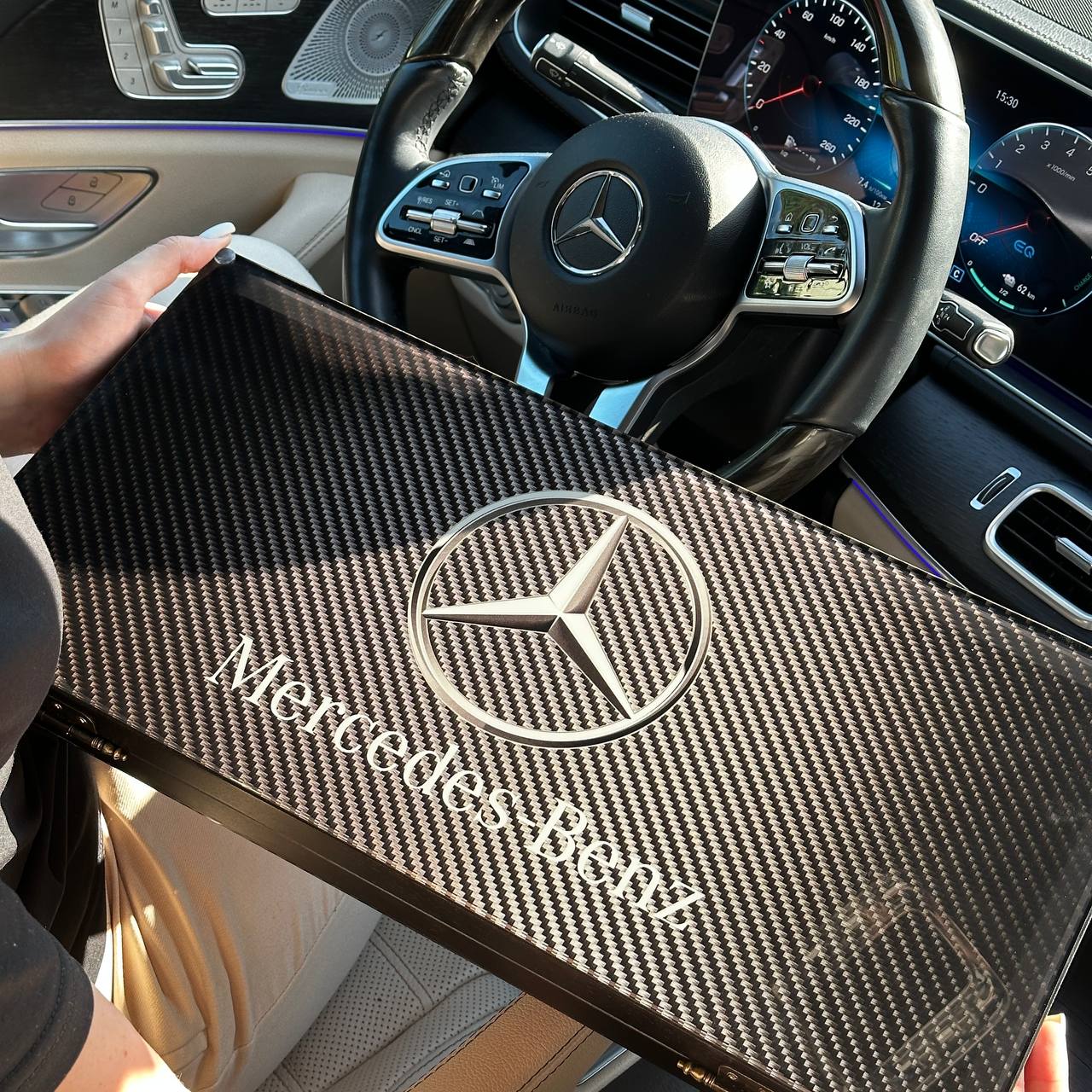 Jeu de backgammon Elite en verre et bois avec marque de voiture, personnalisé et prêt à offrir