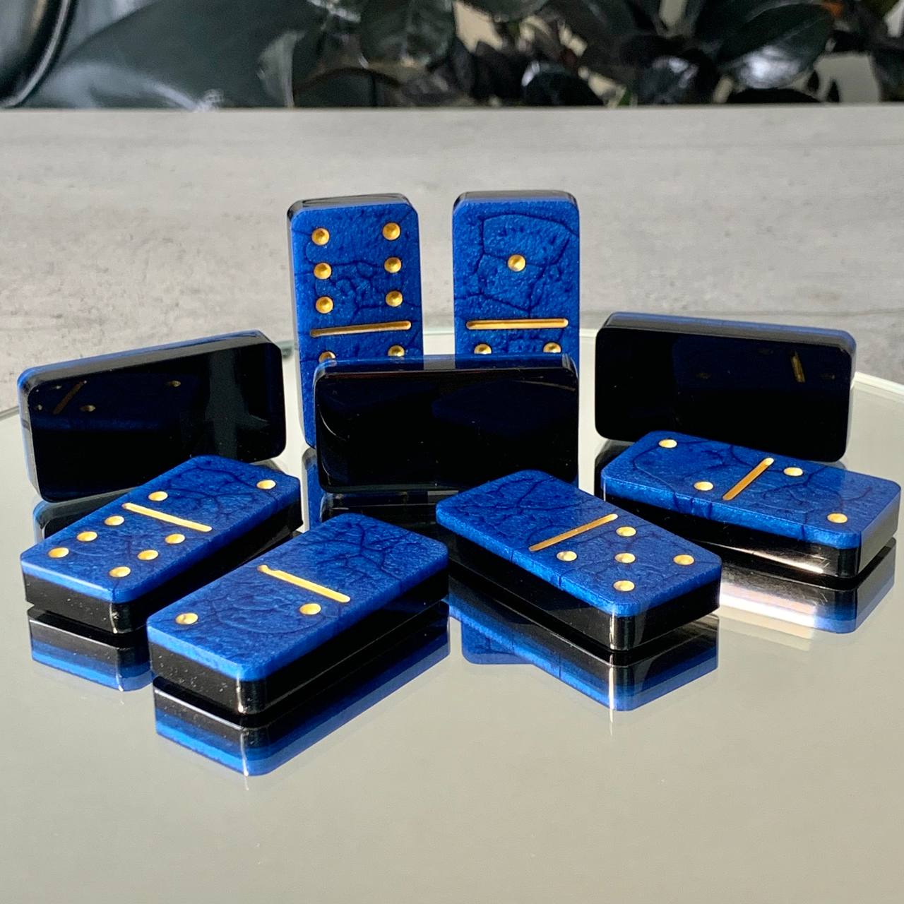 Dominosteine aus Epoxidharz – leuchtend blaues Set für Ihre Spieleabende, 60 x 30 mm. Als Geschenk geeignet.