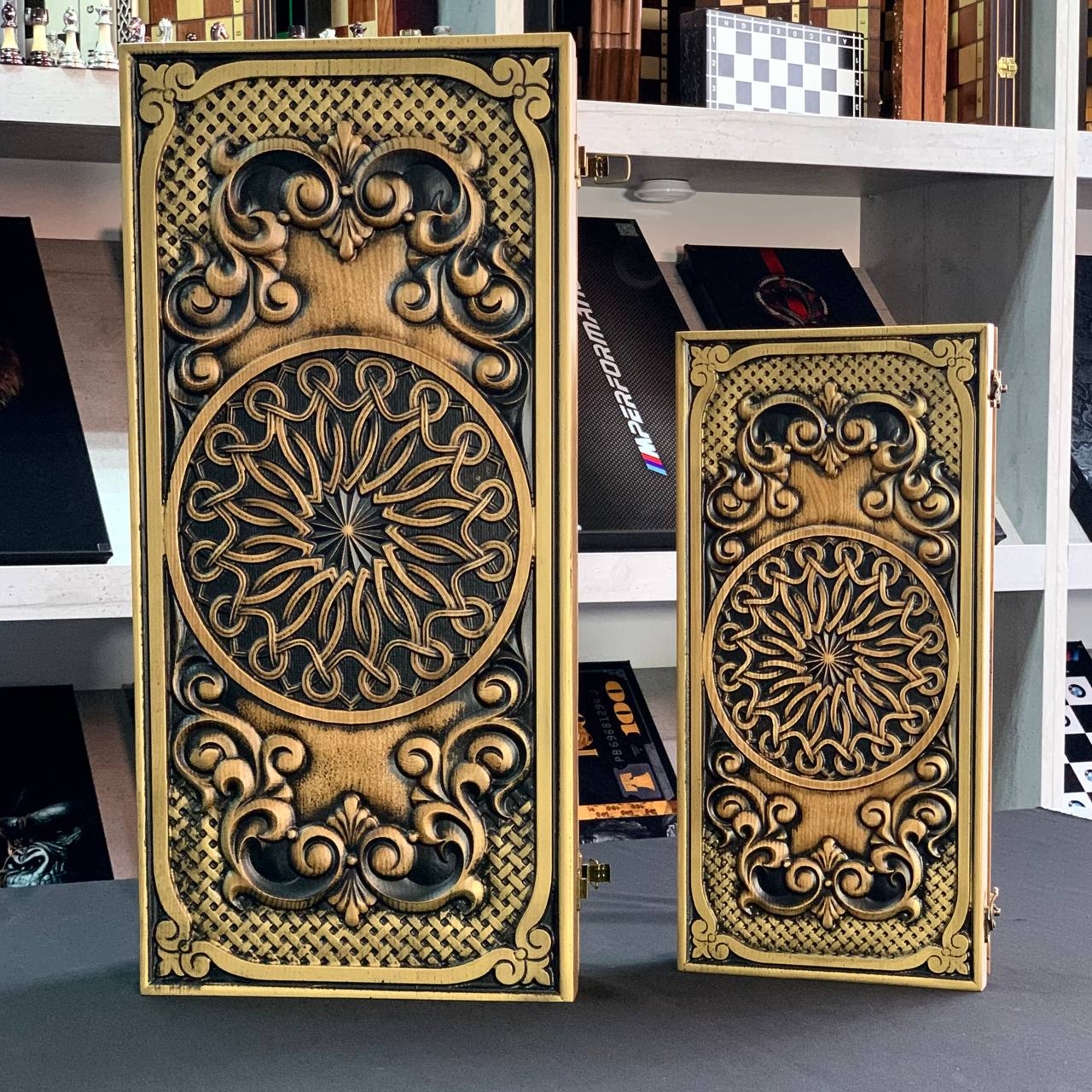 Holz-Backgammon „Muster“, Prestigeträchtiges handgeschnitztes Backgammon-Set, 2 Größen, Geschenkfertig