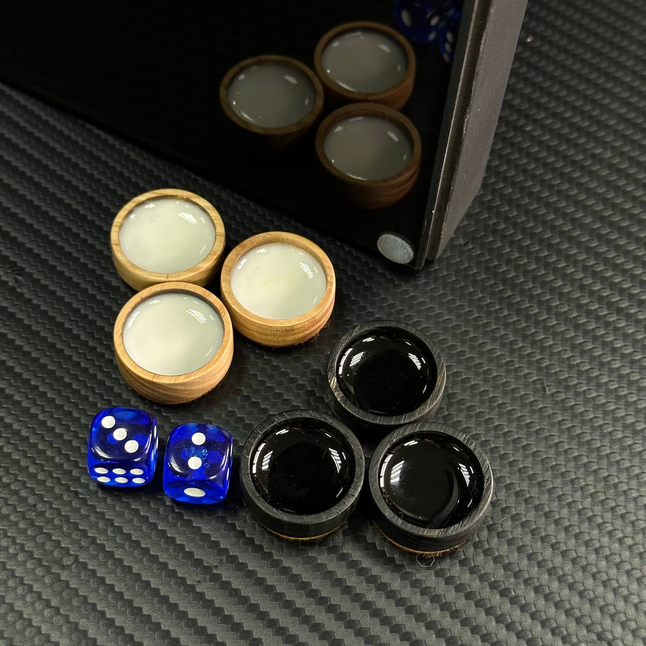 Luxuriöses Backgammon-Set aus Glas und Holz mit Nashorn, individuell gestaltet und als Geschenk geeignet