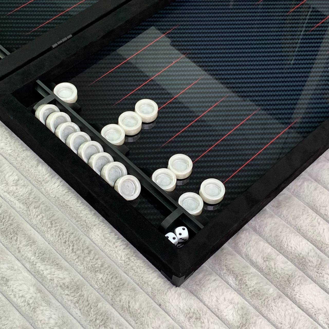 Luxuriöses handgefertigtes Backgammon-Set aus Metall und Carbon 60*30cm mit Metallteilen, Geschenkfertig VIP