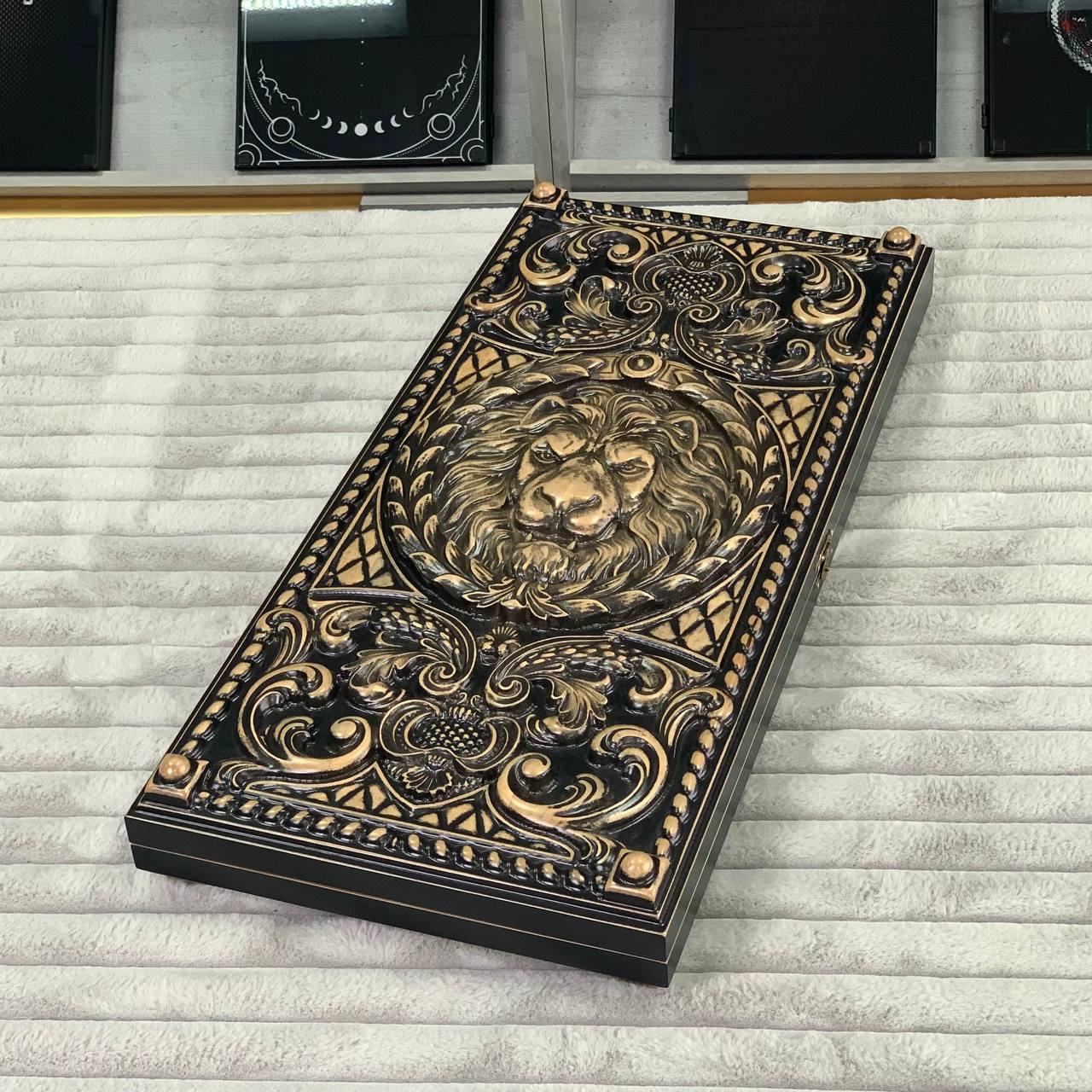 Backgammon en bois « Lion » - 60 x 28 mm, frêne de luxe, motif sculpté, prêt à offrir