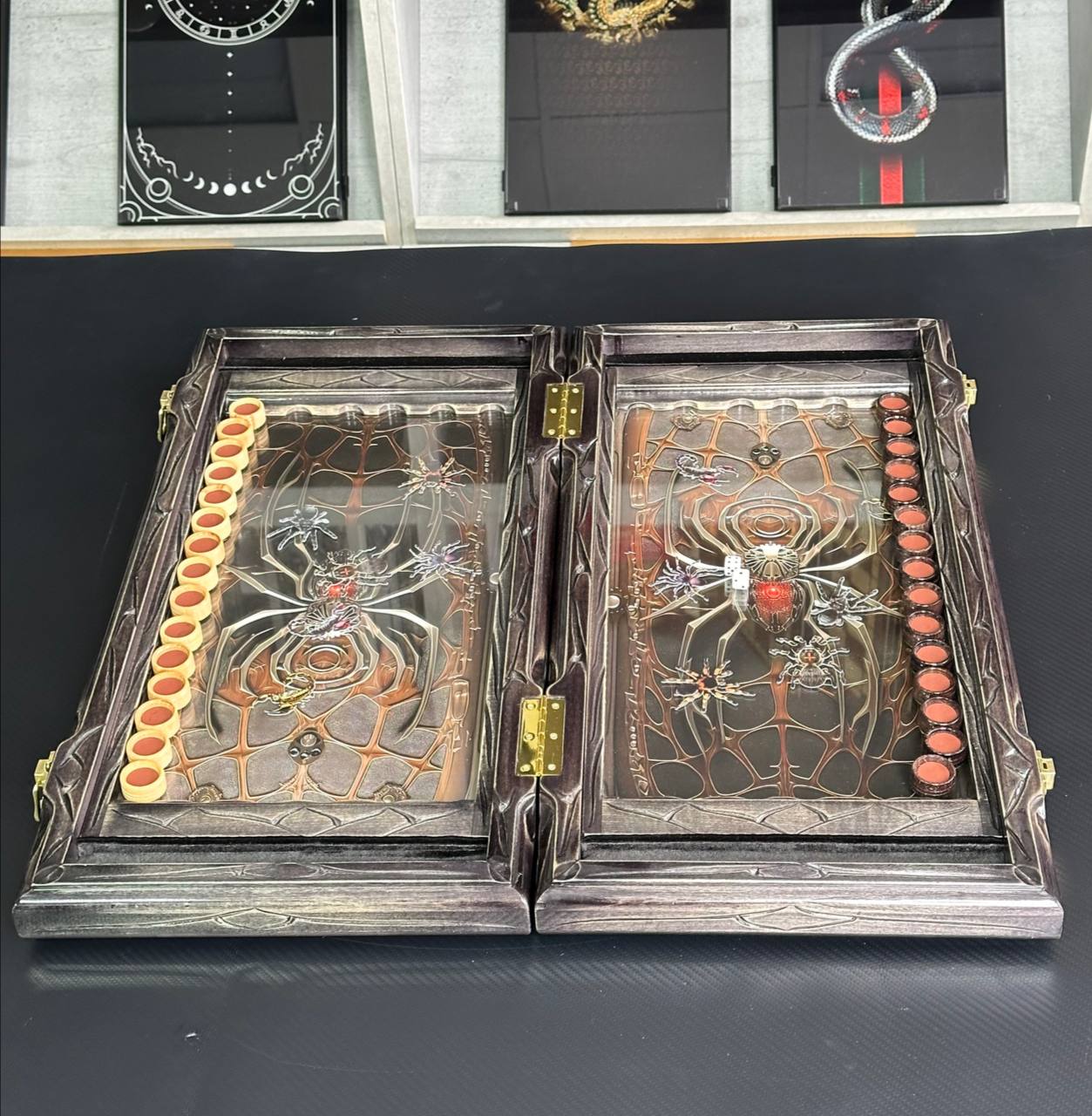 Luxuriöses Backgammon-Set „Spinne“ aus Holz mit Spielfläche aus Glas (58×28×10 cm, Art. 192368) Geschenkfertig