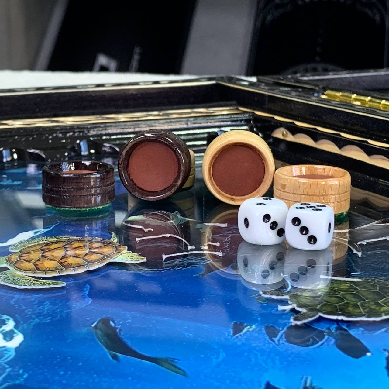 Luxuriöses Backgammon-Set aus Holz „Sea Breeze“ mit Glasspielfläche (58×28×10 cm, Art. 192358) Geschenkfertig