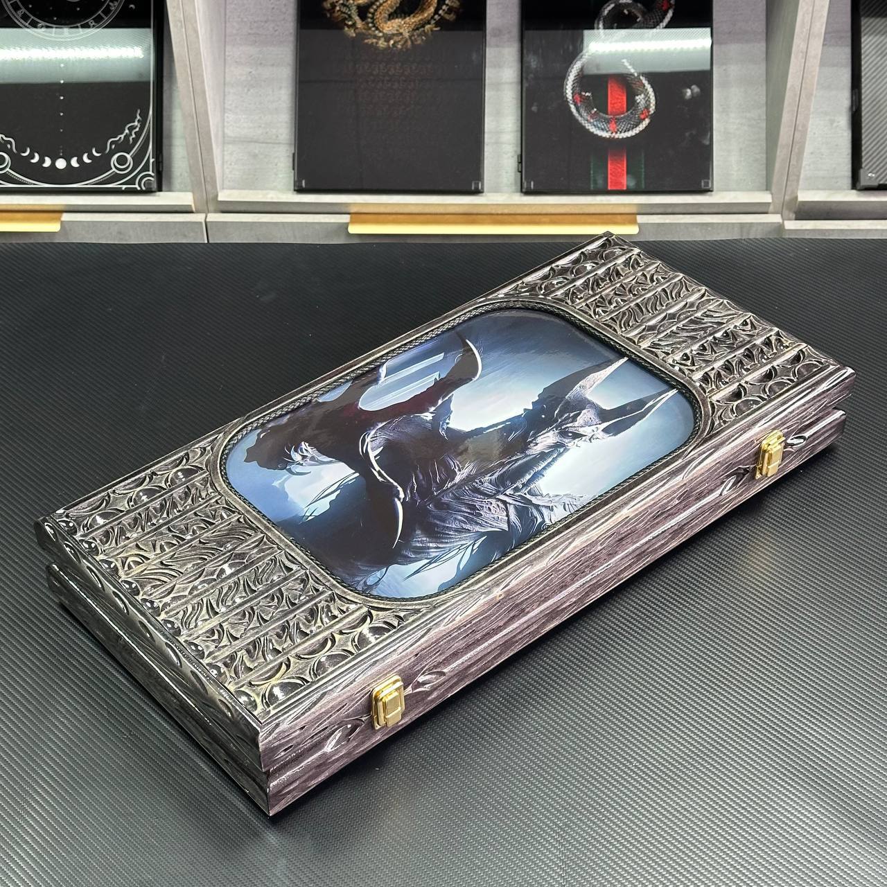 Luxuriöses Backgammon-Set aus Holz „Mystisches Labyrinth“ mit Spielfläche aus Glas (58×28×10 cm, Art. 192360) Geschenkfertig