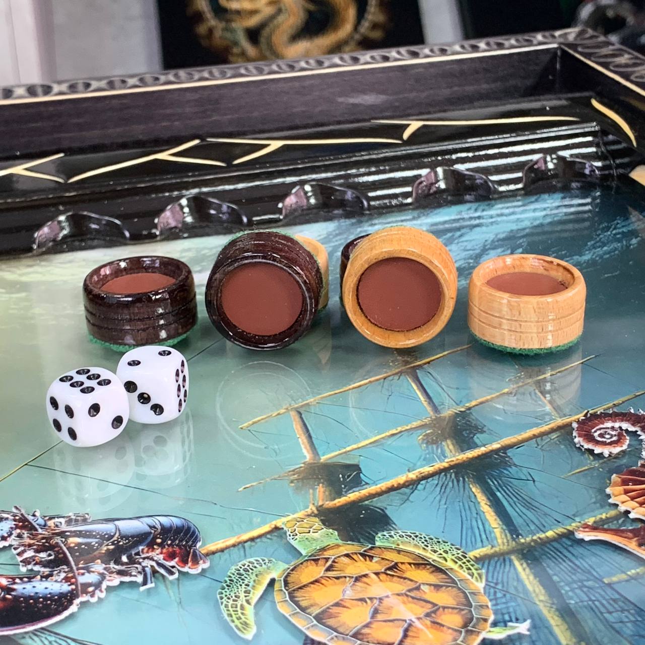 Luxuriöses Backgammon-Set „Krake“ aus Holz mit Spielfläche aus Glas (58×28×10 cm, Art. 192363) Geschenkfertig