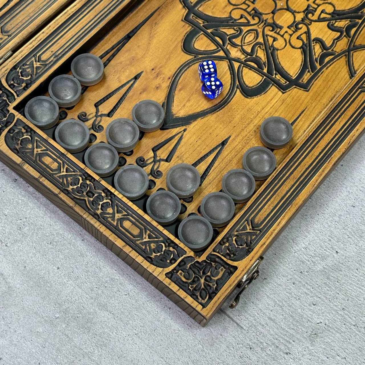 Backgammon-Brettspielset „Wolf“ aus Holz, 46×23×3cm, geschenkfertig und individuell anpassbar.