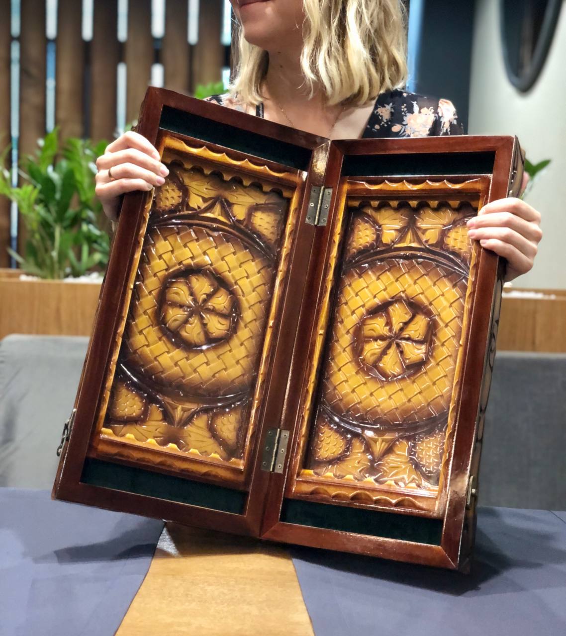 Backgammon en bois avec plateau en verre, sculpté à la main Jeu de société prêt à offrir