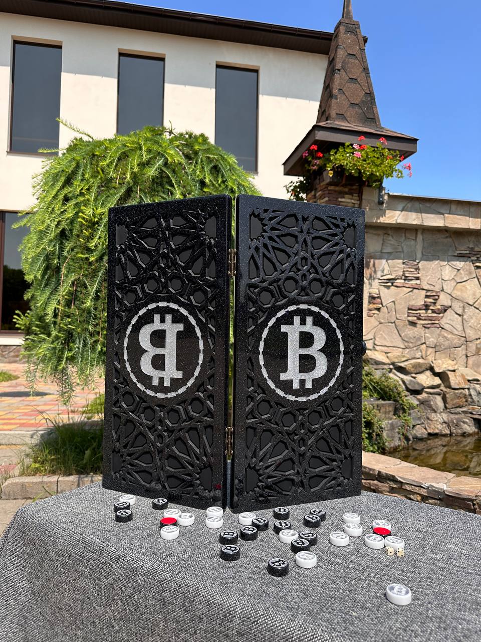 Stein-Backgammon, Bitcoin-Symbol oben, Spielbrett, Backgammon-Set, limitiert