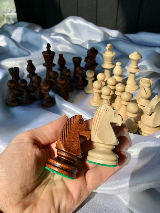 A set of medium-sized wooden chess pieces, chessmen, collectible chess pieces, chess pieces