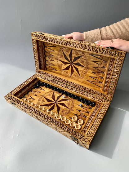 Handgefertigtes Backgammon-Set aus Holz mit Kerbschnitzerei – Exquisite Handwerkskunst, bereit zum Verschenken