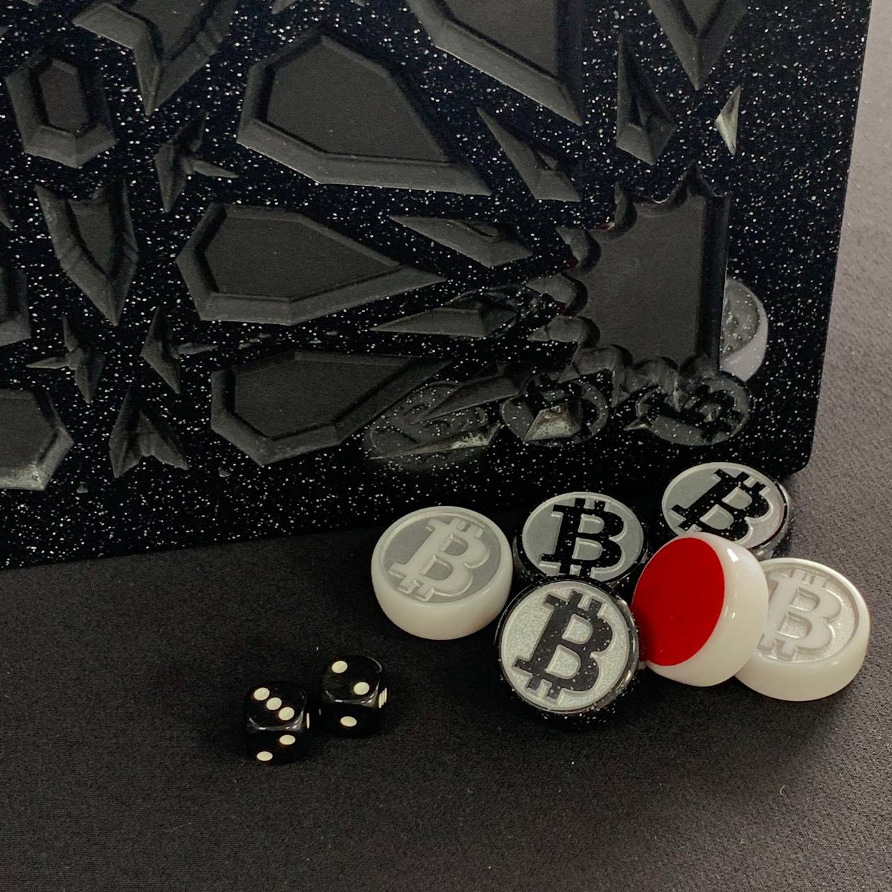 Stein-Backgammon, Bitcoin-Symbol oben, Spielbrett, Backgammon-Set, limitiert