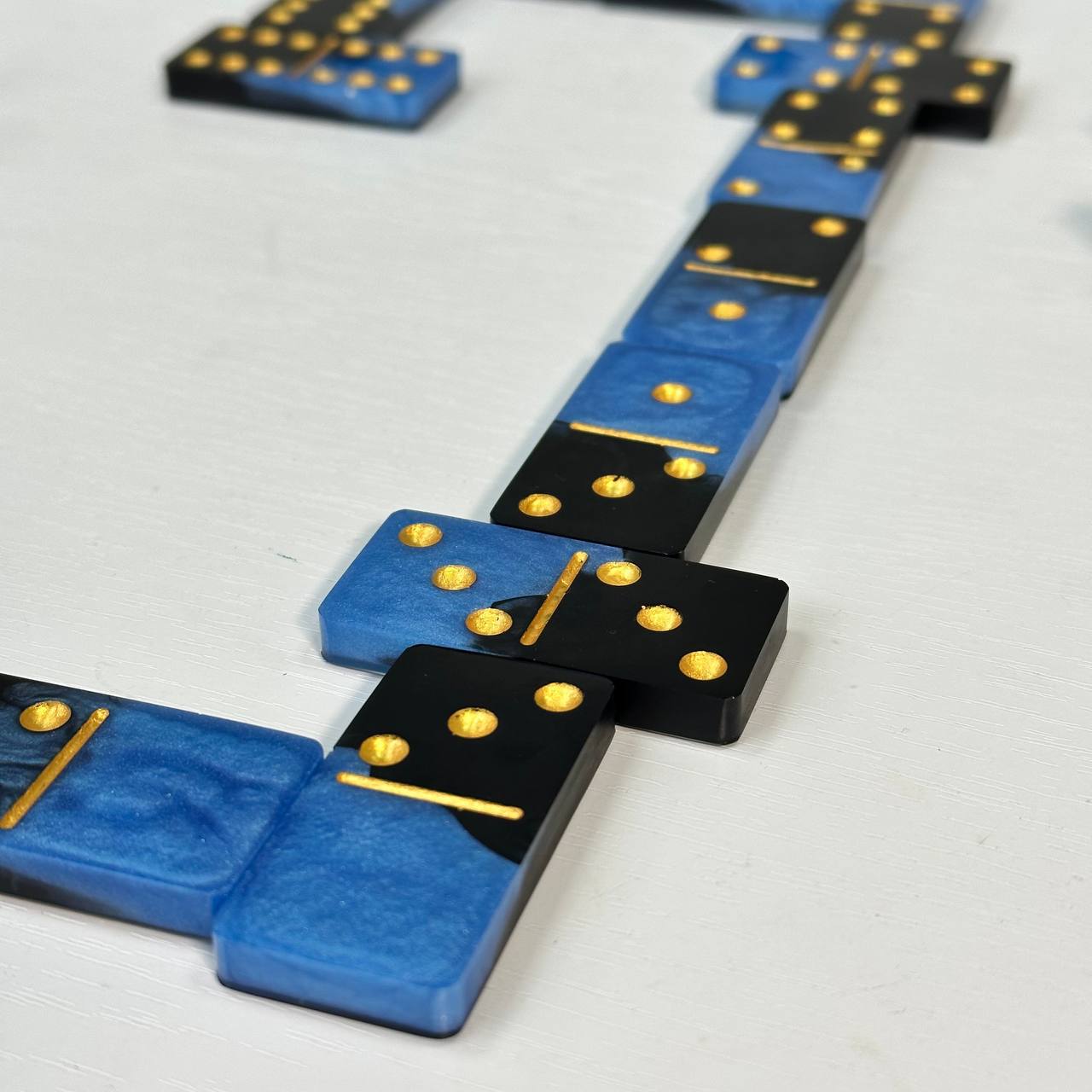 Jeu de dominos en résine époxy fait main 48 x 24 x 8 mm dans une boîte. Prêt à offrir et personnalisé