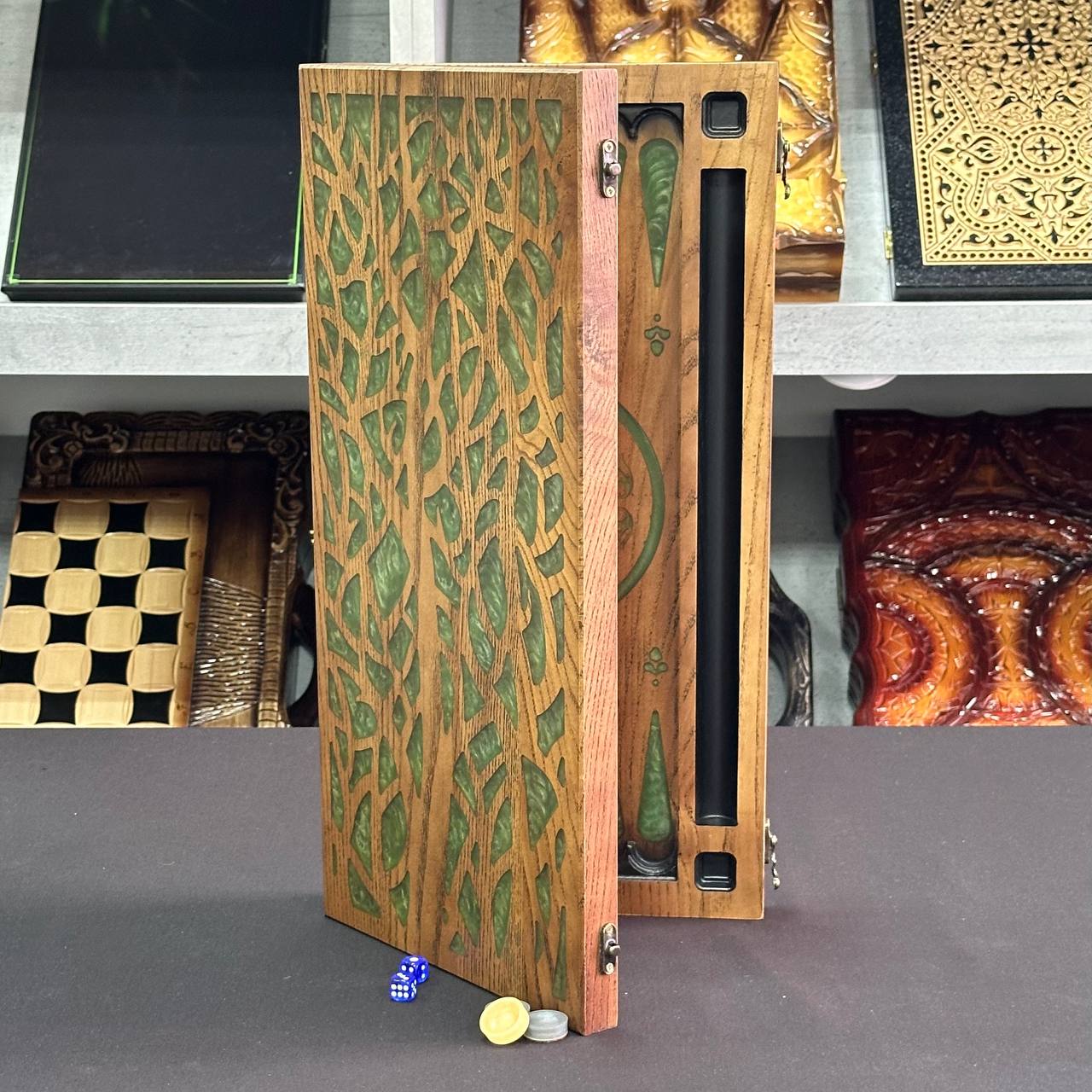 Backgammon-Spielset aus Epoxidharz, 48 x 24 cm. Geschenkfertig. Personalisierung möglich.