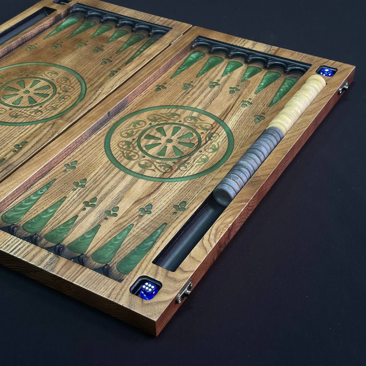 Jeu de backgammon en bois et résine époxy 48*24cm. Prêt à offrir. Personnalisation possible.