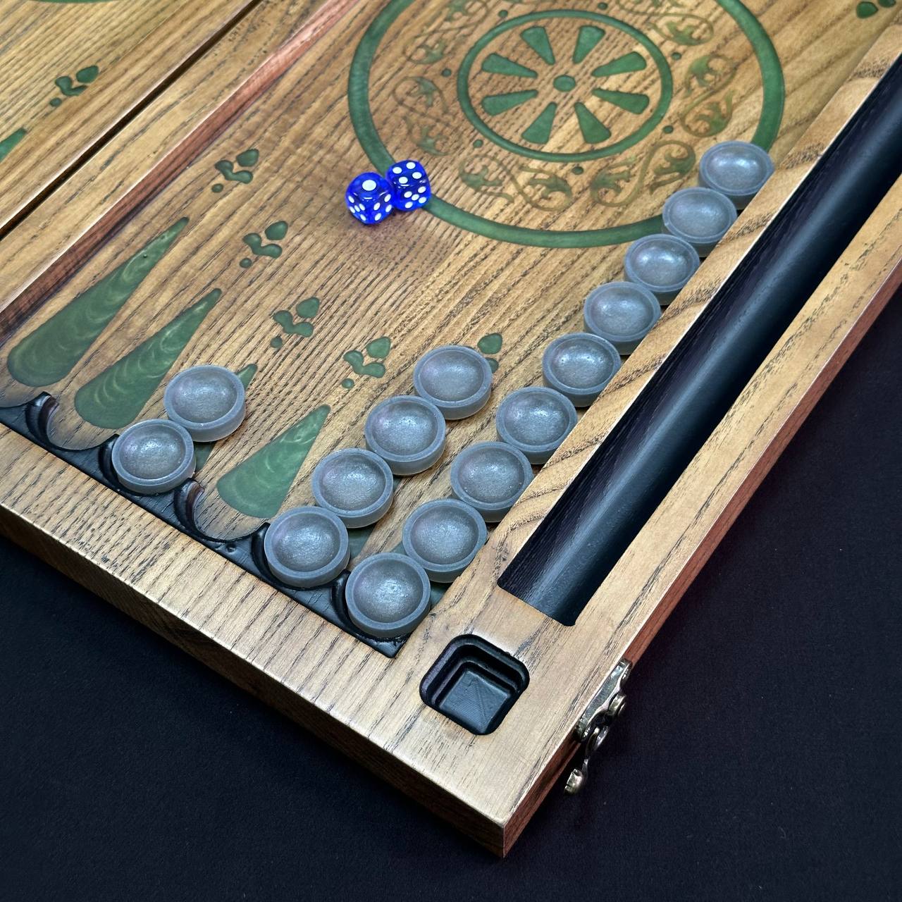 Jeu de backgammon en bois et résine époxy 48*24cm. Prêt à offrir. Personnalisation possible.