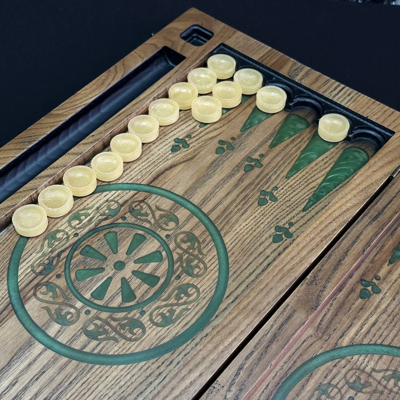 Jeu de backgammon en bois et résine époxy 48*24cm. Prêt à offrir. Personnalisation possible.