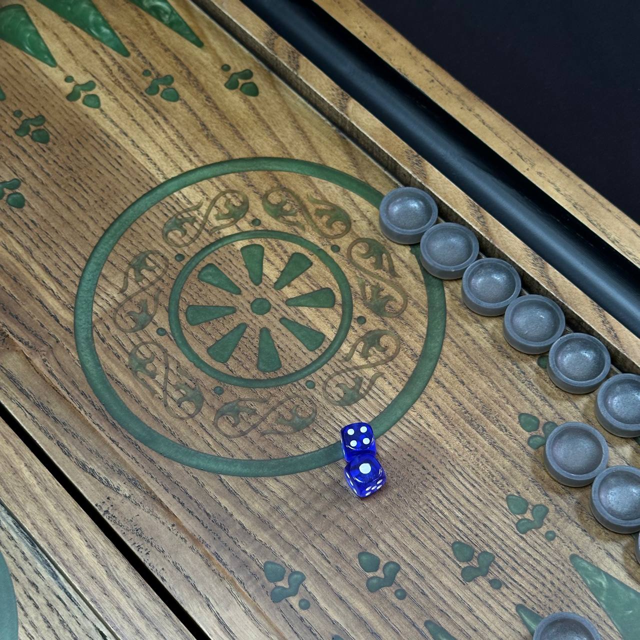 Jeu de backgammon en bois et résine époxy 48*24cm. Prêt à offrir. Personnalisation possible.