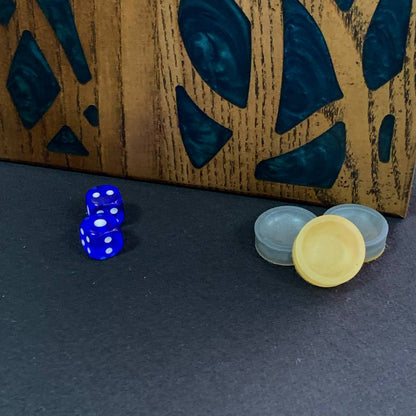 Jeu de backgammon en bois et résine époxy 48*24cm. Prêt à offrir. Personnalisation possible.