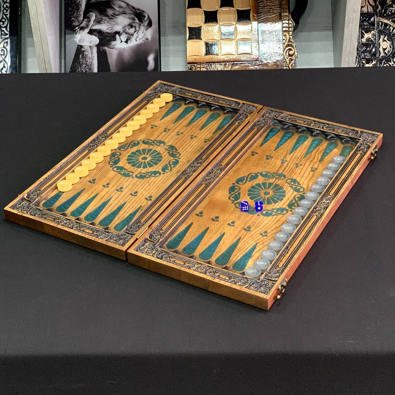 Jeu de backgammon en bois et résine époxy 48*24cm. Prêt à offrir. Personnalisation possible.