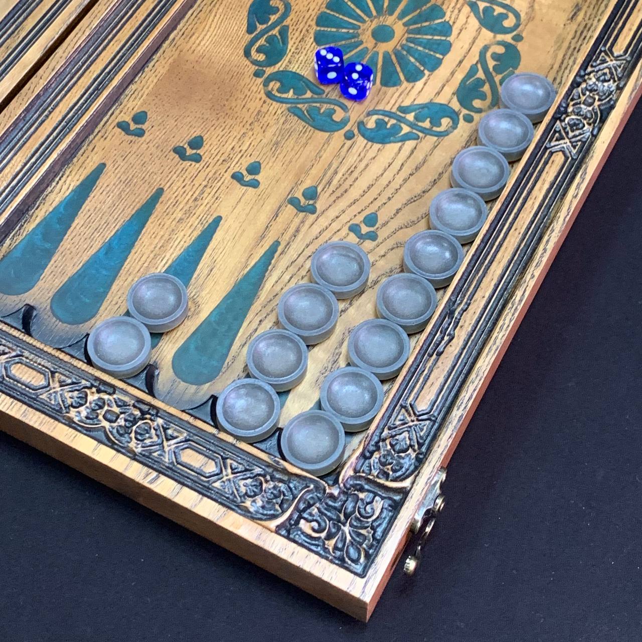 Jeu de backgammon en bois et résine époxy 48*24cm. Prêt à offrir. Personnalisation possible.