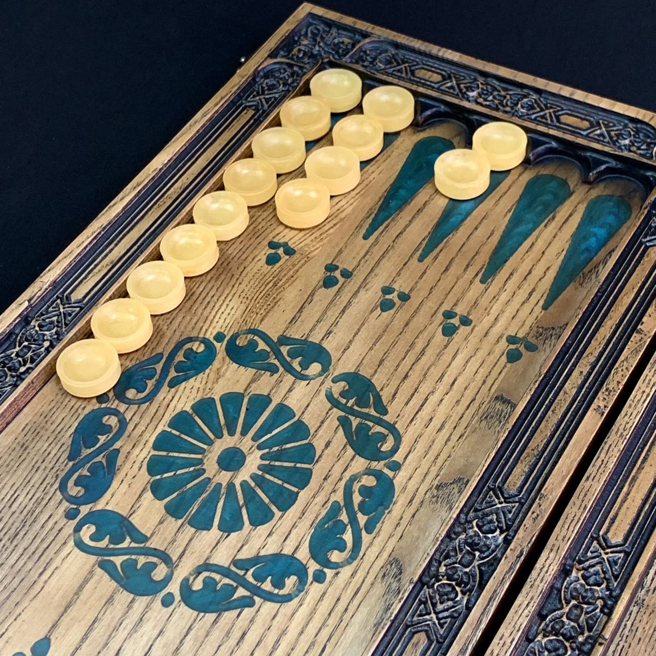 Jeu de backgammon en bois et résine époxy 48*24cm. Prêt à offrir. Personnalisation possible.