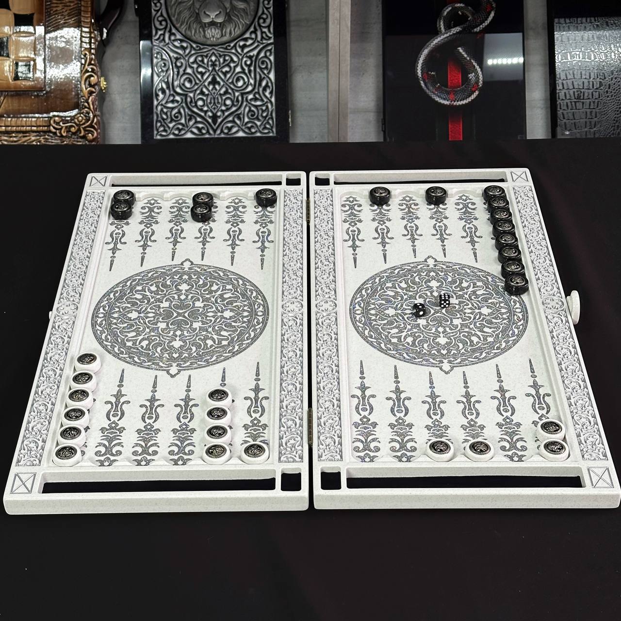 Luxuriöses Backgammon aus weißem Acrylstein, oben geschnitzter „geschnitzter silberner Löwe“, Spielbrett, limitiert