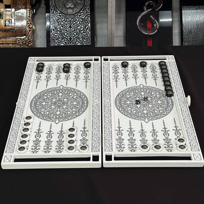 Luxuriöses Backgammon aus weißem Acrylstein, oben geschnitzter „geschnitzter silberner Löwe“, Spielbrett, limitiert