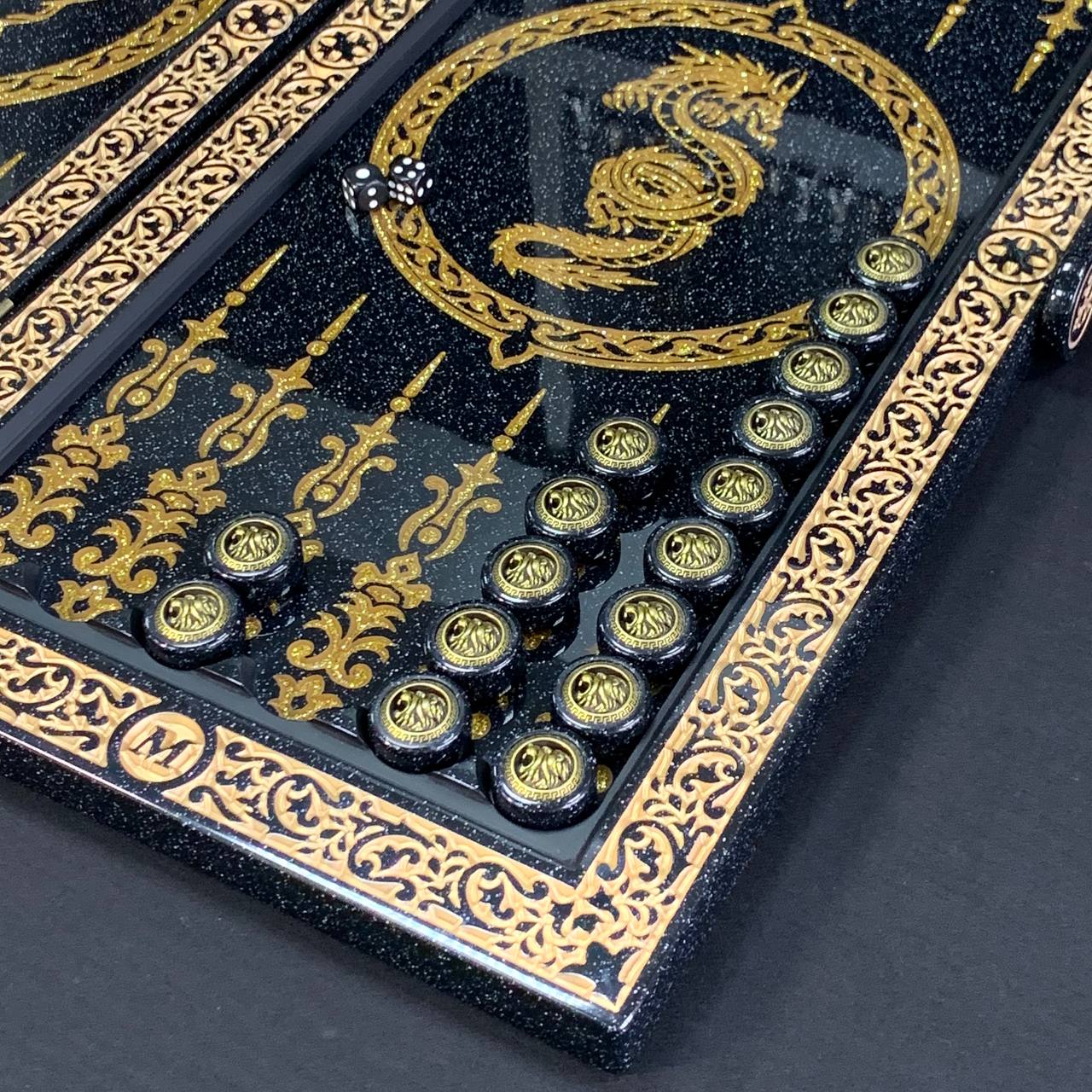 Backgammon aus schwarzem Acrylstein „Großer goldener Löwe“