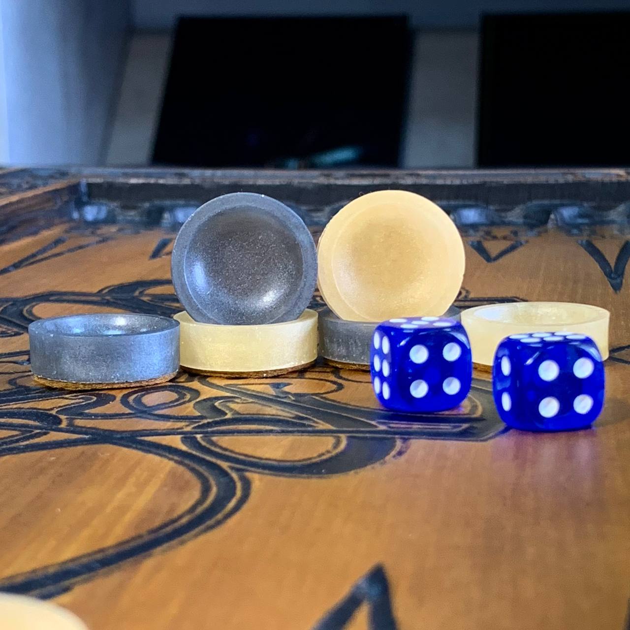 Backgammon en bois « Étoile et pistolets » – Style brutal et qualité sans compromis Prêt à offrir