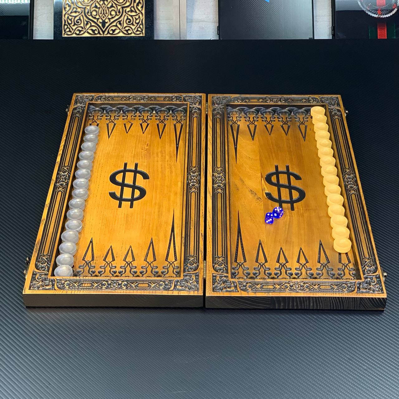 Jeu de backgammon en bois "Dollar", 46×23×3cm, prêt à offrir et personnalisé.