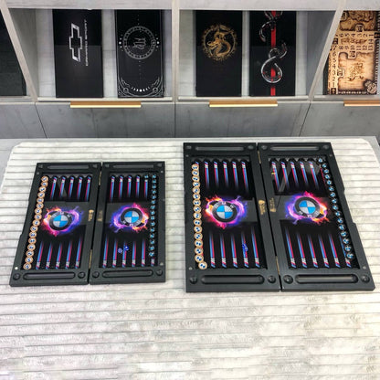 Exklusives Glas-Backgammon mit Automarke. Brettspiel aus Holz. Geschenkfertig und individuell anpassbar. 2 Größen